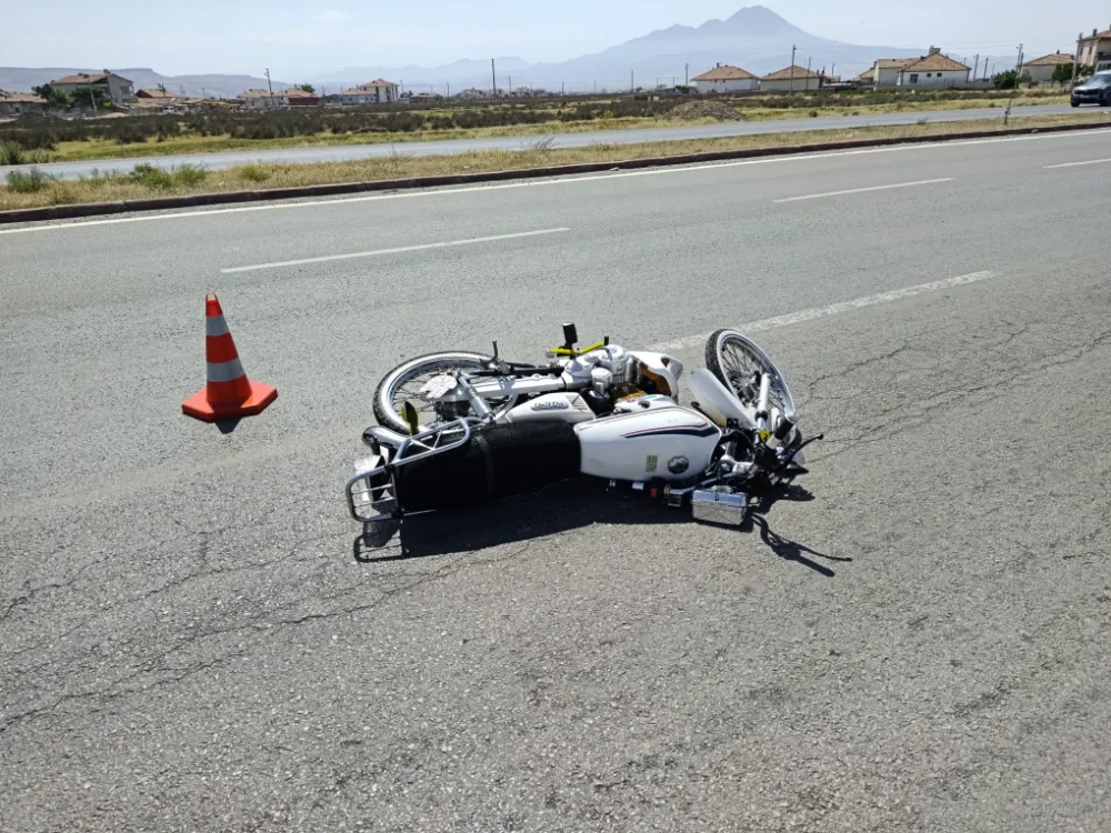 Aksaray’da Uygulama Yapan Polis Memuruna Motosiklet Çarptı: 2 Yaralı