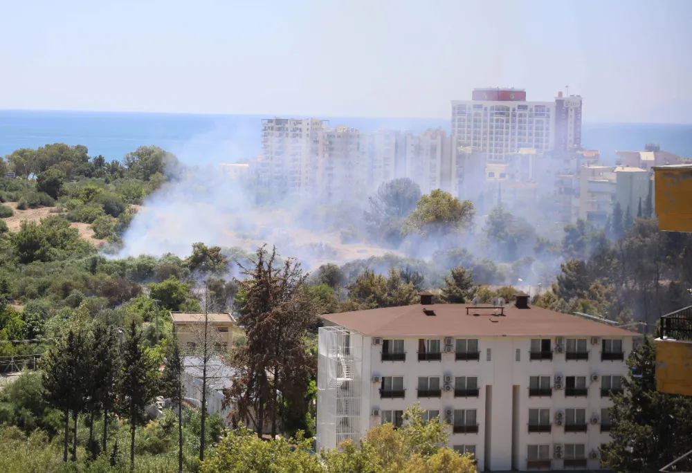 Antalya’daki yangın şehir merkezini tehdit ediyor