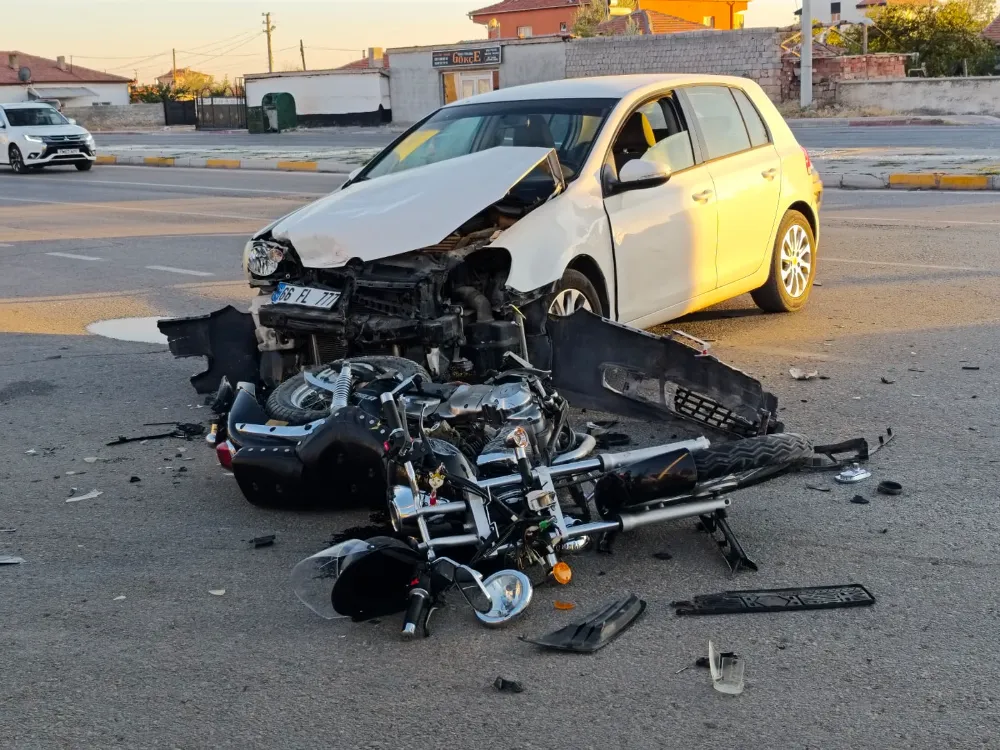 Aksaray’da Kavşakta Faciadan Dönüldü: Motosiklet Sürücüsü Ağır Yaralandı