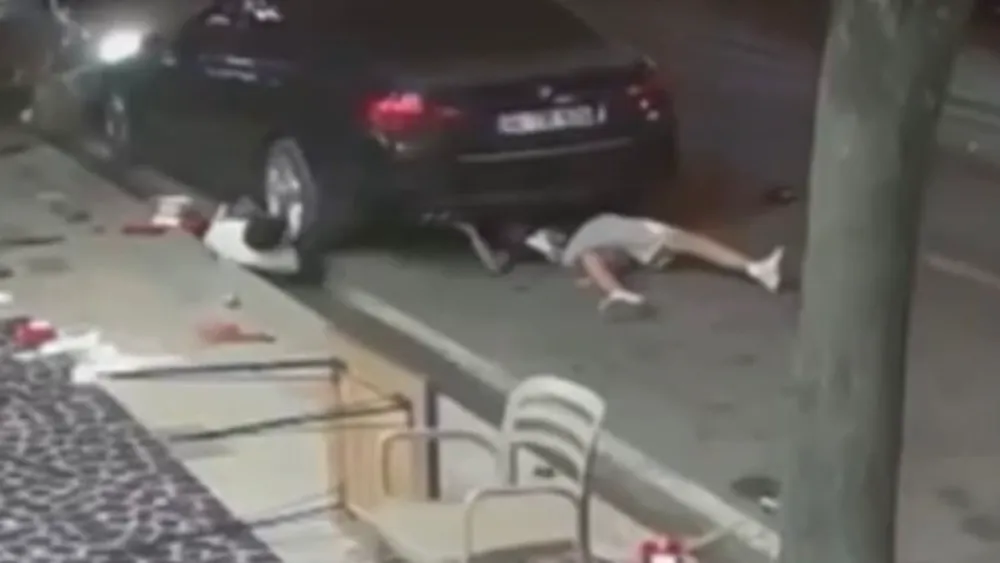 Motosikletli sürücü savrulup aracın altına girdi