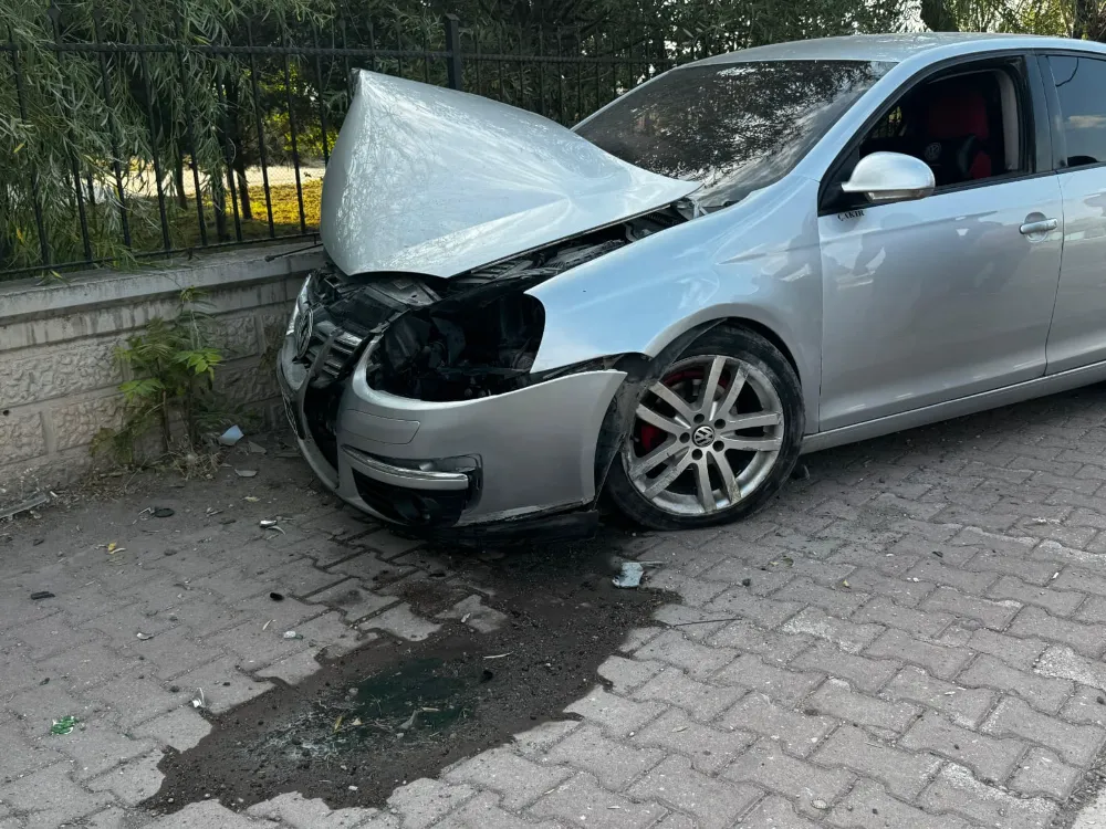 Aksaray’da Lastiği Patlayan Otomobil Okul Duvarına Çarptı