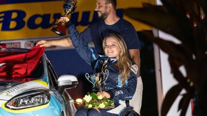 Dünyanın tek engelli kadın ralli pilotu gurur yaşattı