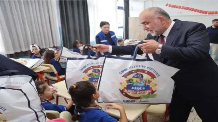 Bu ilçede öğrencilerin çanta ve kırtasiye seti belediyeden