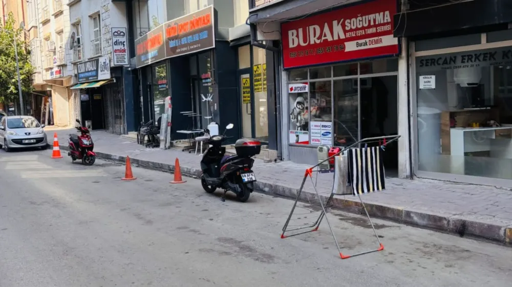 Aksaray’da otopark krizi: Esnaf yol kenarlarını özel otoparka çevirdi!