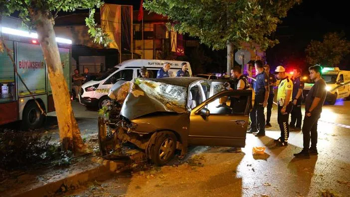 Ağaca çarpan otomobildeki 2 kişi öldü