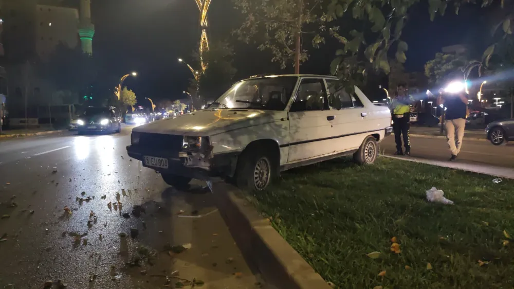 Aksaray’da Refüje Çıkan Otomobil Kazası: 1 Yaralı Hastaneye Kaldırıldı