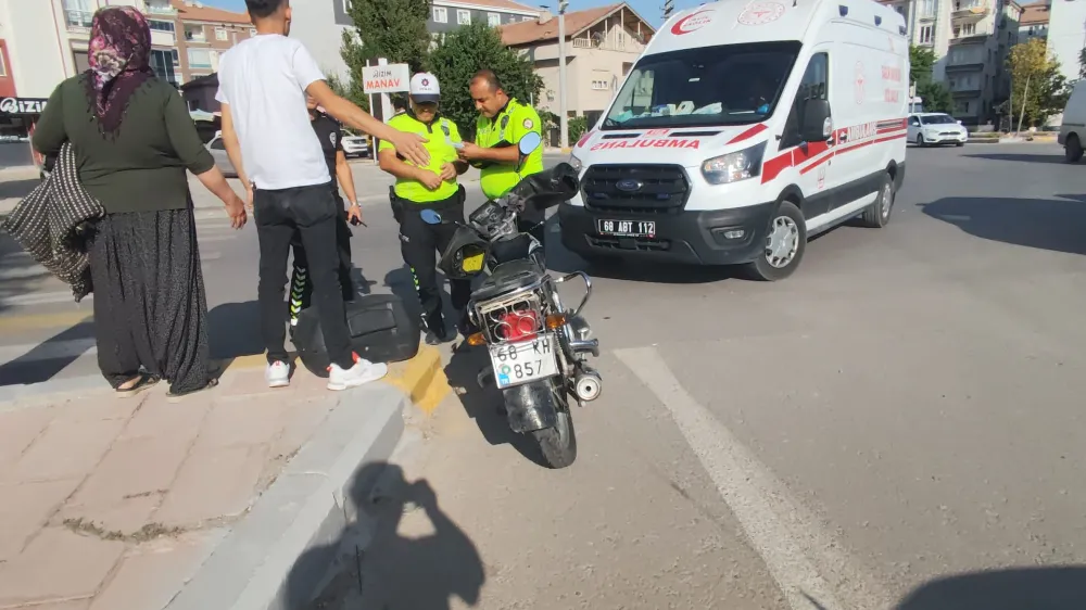 Aksaray’da Kaza: Alkollü ve Ehliyetsiz Motosiklet Sürücüsü Yaralandı, Otomobil Sürücüsü Kaçtı
