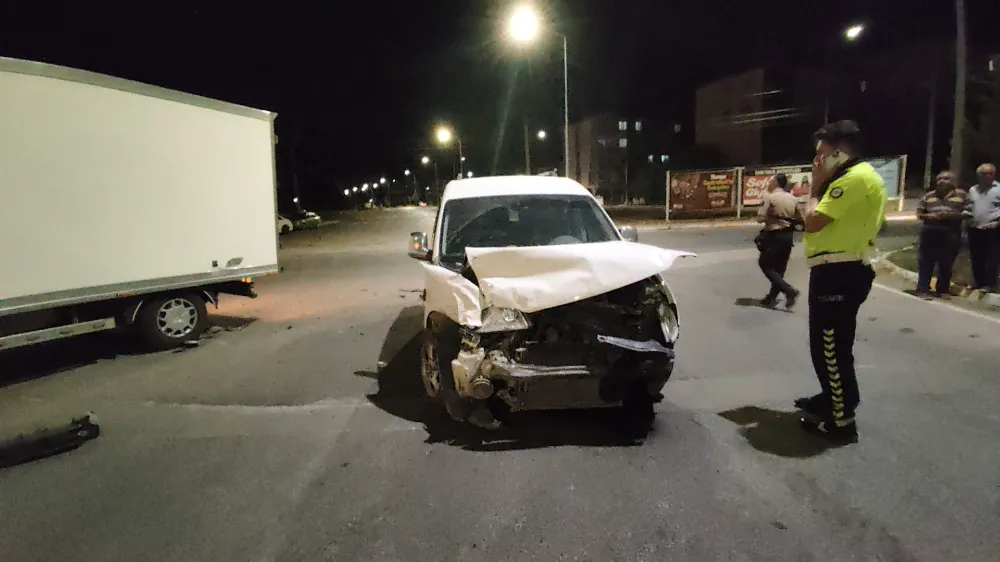 Aksaray-Kavşakta Can Pazarı: İki Kamyonet Çarpıştı, 1 Yaralı