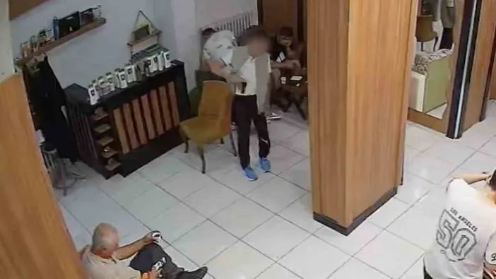 Kuaför salonunu kana buladı!