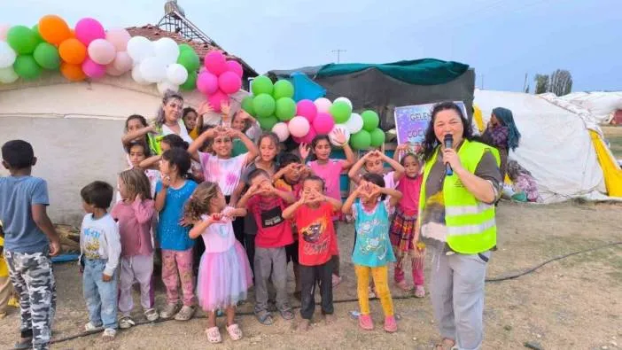 Hayırseverler çadır kentte kalan çocukları sevindirdi