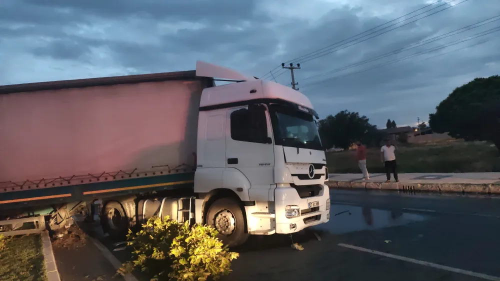 E-90’da TIR ve Otomobil Çarpıştı: 1 Yaralı