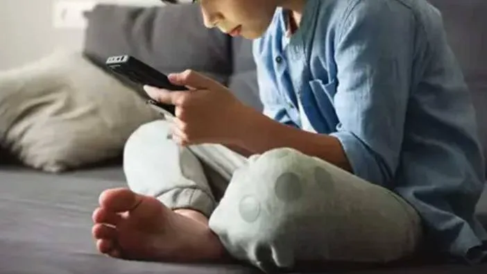 Uzun süre tablet ve telefona bakmak akademik başarıyı çok düşürüyor