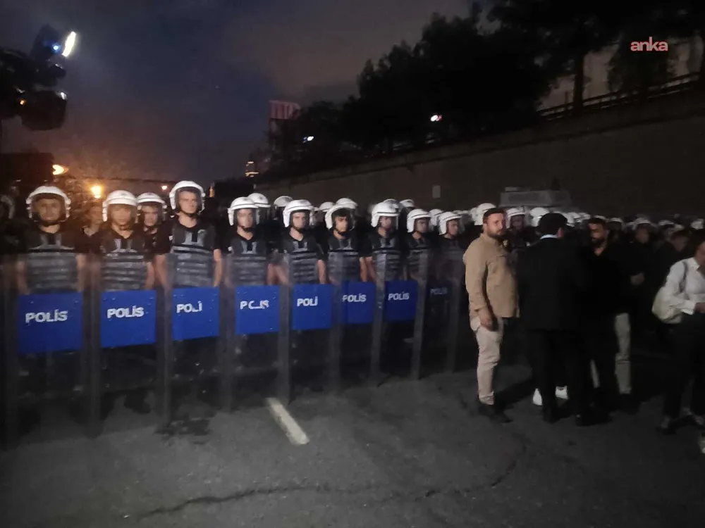 Vatandaşlar polis barikatını devirdi! 