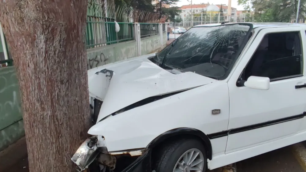 Aksaray’da Kadın Sürücü Direksiyon Hakimini Kaybetti: Araç Ağaca Çarptı!